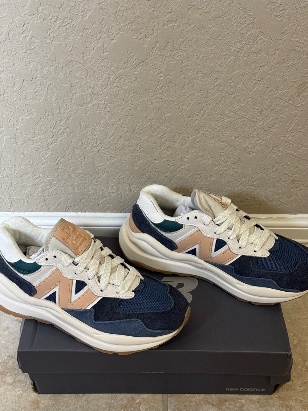 NIB New Balance 57/40 Peacoat Sand  Retro-Style Runner Sneakers EU 36